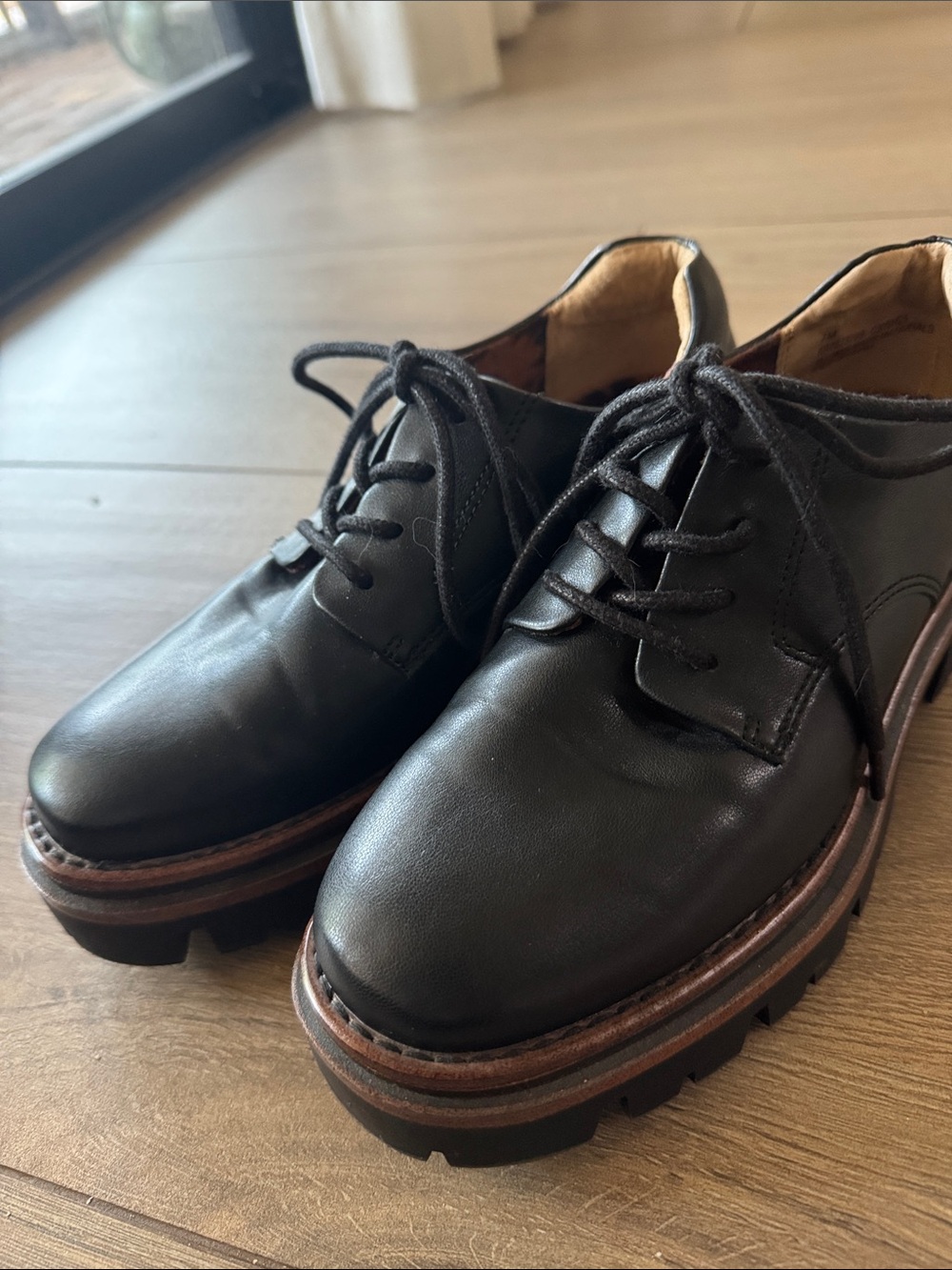 Women’s Korks Black Leather Lace-Up Derby Shoes